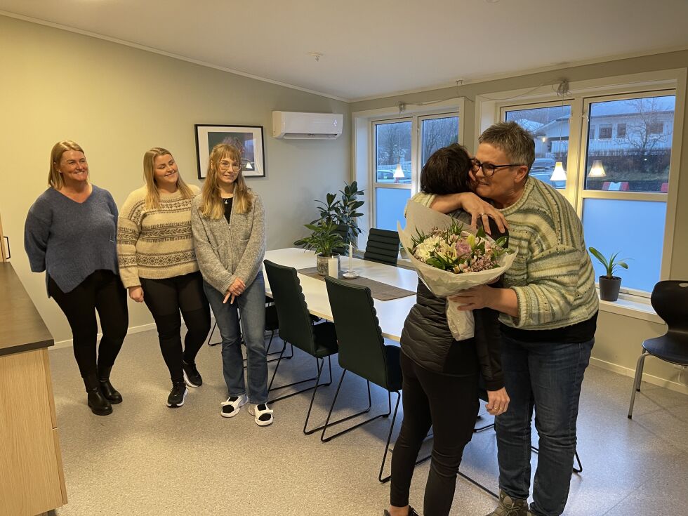 Grethe, som ikke ante hva som ventet, ble tydelig rørt av gesten. Bak til venstre Trude Sylten, Mariann Ulsund og Kristin Laugen.
 Foto: Renate Rosenvinge