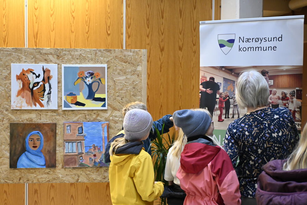 Elever studerer kunstverk laget av 8., 9. og 10. trinn ved Rørvik skole. Utstillingen møtte publikum i foajéen og satte en kreativ ramme rundt stas-forestillingen i Nærøysund kulturhus.
 Foto: Renate Rosenvinge