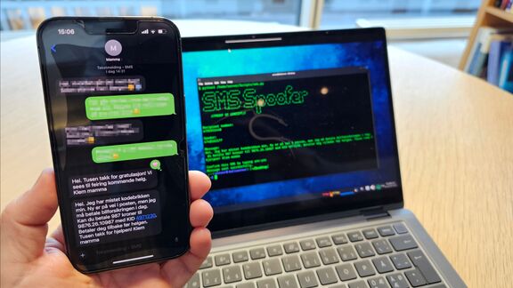 Tror du begge meldingene på denne mobilen kommer fra mamma? I bakgrunnen ser du den enkle programvaren som er brukt for å sende den falske av dem.
 Foto: Frende Forsikring/Marius Solberg Anfinsen