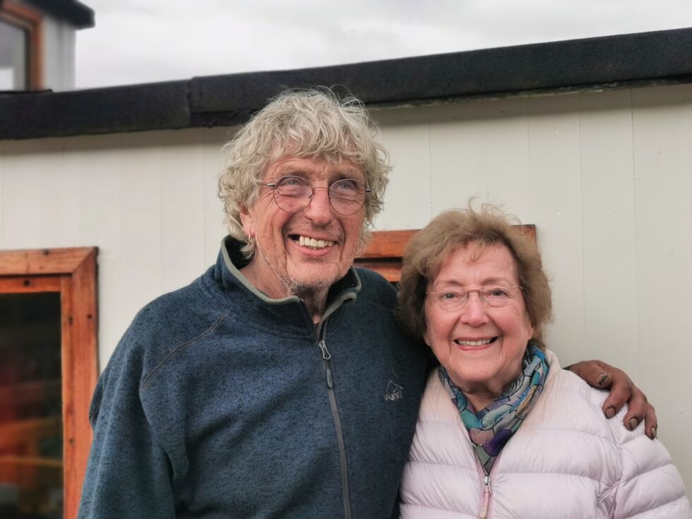 Knut Krzywinski og Milly Wyse har endelig nådd Nordhorsfjord, nærmere 72 år etter at Milly sist ankom bygda med "Peer Gynt" sist.
 Foto: Andreas Gatare Øvergård