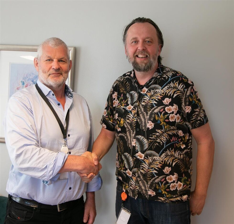 Kommunedirektør Karl-Anton Swensen takker Terje Skomsvold for innsatsen for Nærøysund kommune og ønsker ham lykke til videre.
 Foto: Nærøysund kommune