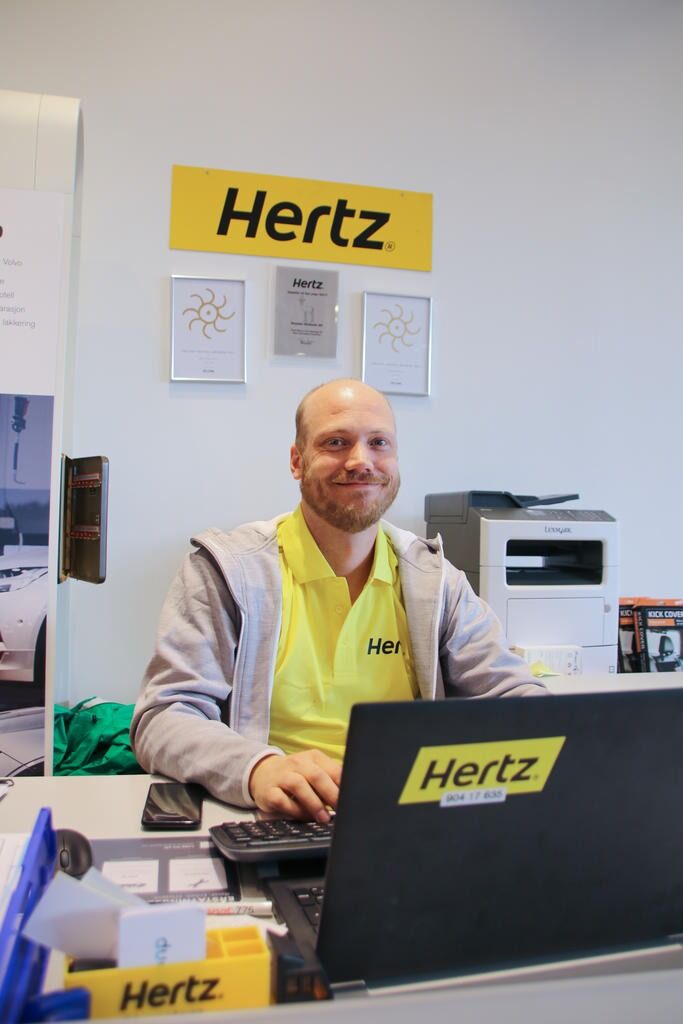 Fredrik Nyström leder avdelingen til Hertz i Rørvik, som er en av tre avdelinger som drives av Namdal Bilskade. På veggen bak henger beviset på at de er årets Gazelle i Hertz-systemet.