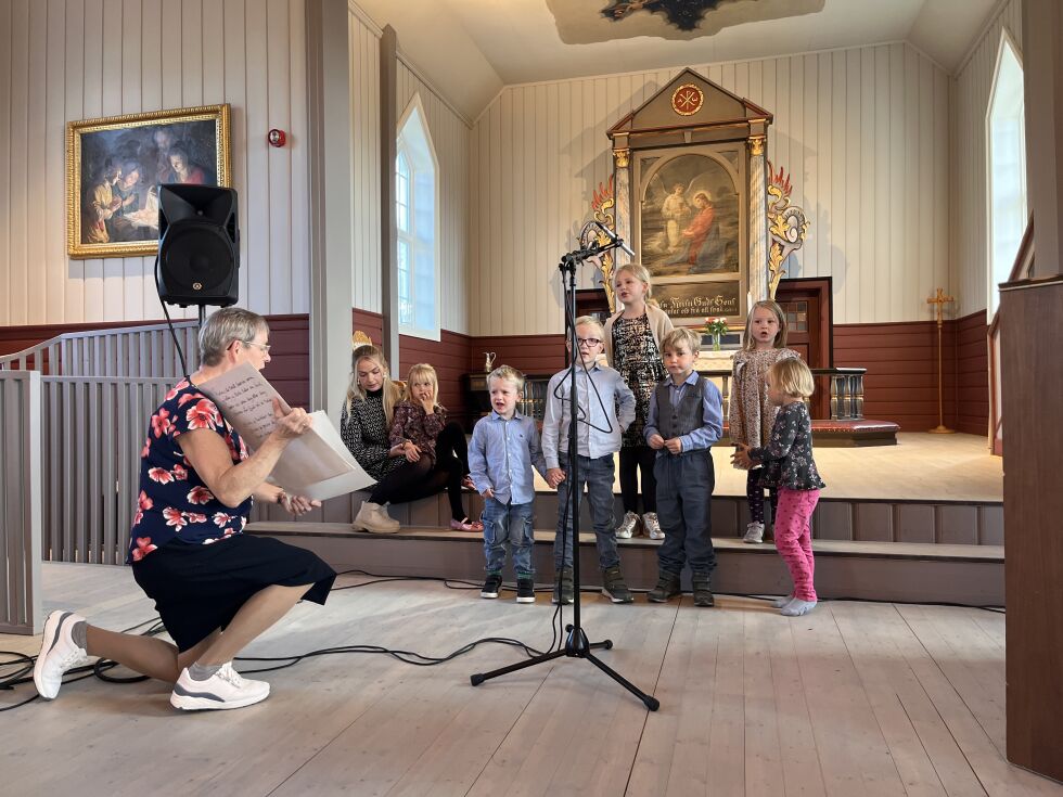 En tredjedel av Hallarheim barnegospel framførte fire flotte sanger i Kolvereid kirke lørdag ettermiddag.
 Foto: Jon Audun Haukø