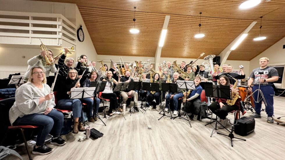 Felleskorpset er klar for konsert i Rørvik kirke.
 Foto: Privat