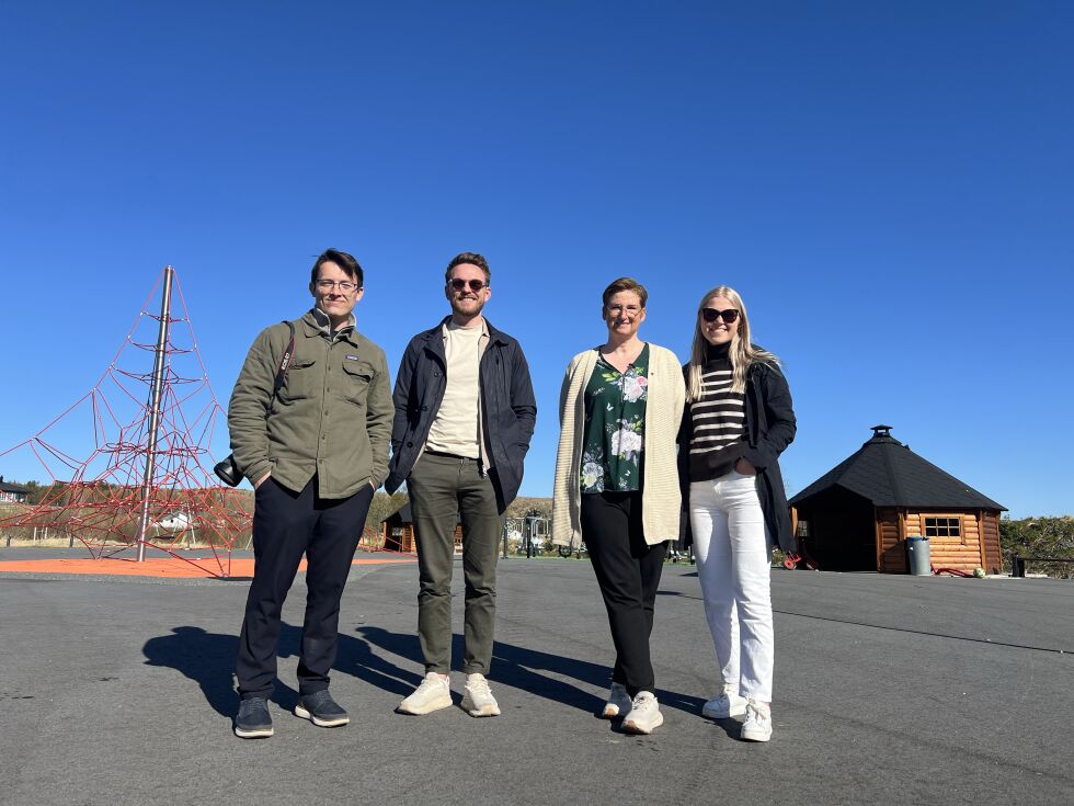 Mathias Solli, Vebjørn Gårseth, Lene Reppen Grydeland og Emilie Græsli fikk oppleve Leka i et fantastisk vårvær.
 Foto: Knut Sandersen