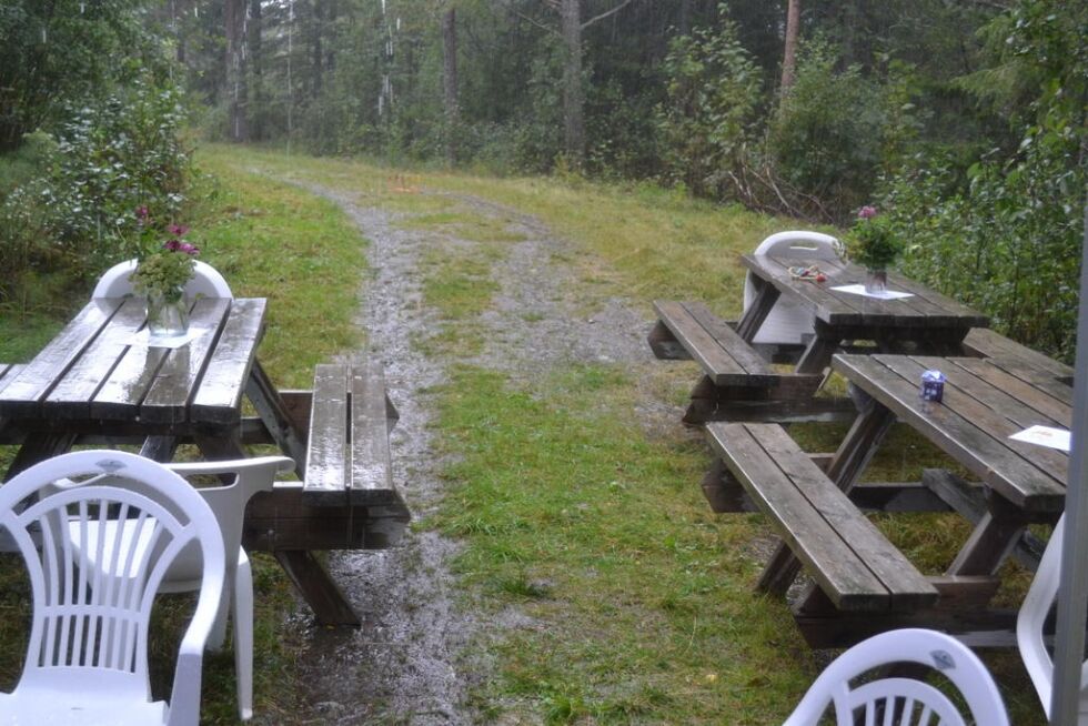 I det fjerne kan et ringspill skimtes. Det fikk stå i fred i regnet.
