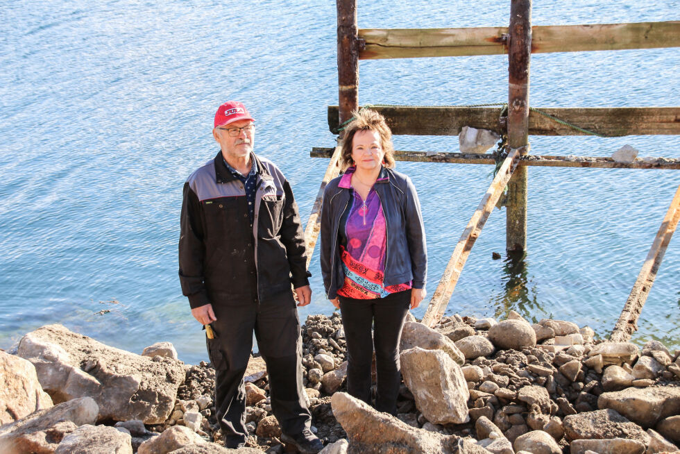 Styreleder Øystein Tveråmo og kona Julie Lian Tveråmo er glad for at det omsider blir nytt kaianlegg ved fiskemottaket Kjella Samvirkelag AS. Nå er den gamle kaia historie.
 Foto: Arkiv