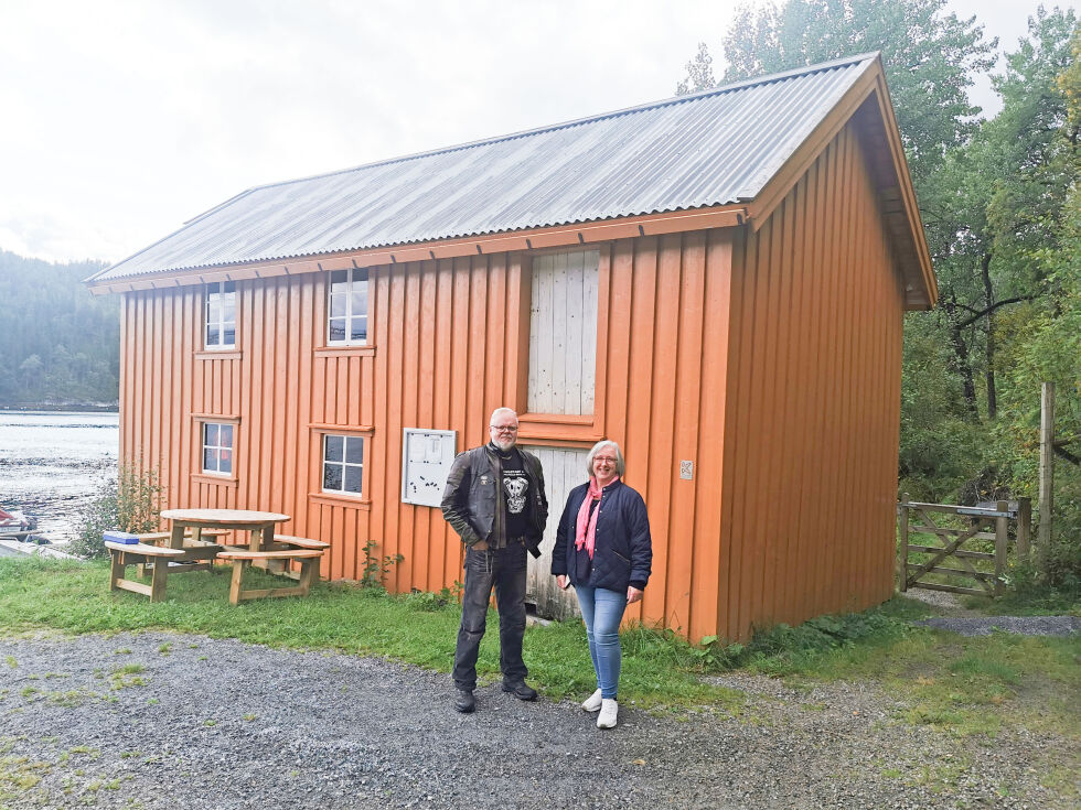Roar Sørnmo og Andrea Borchardt inviterer til en reise i lokalhistorie. Den gamle brygga som tilhørte butikken på Foldereid er ett av minnene som skal vises fram.
 Foto: Andreas Gatare Øvergård