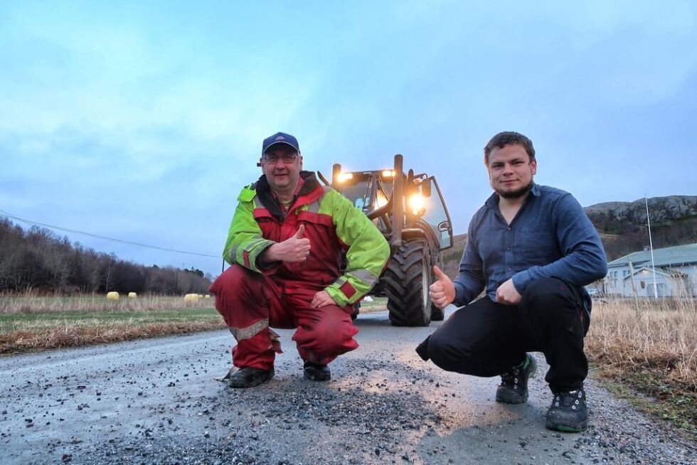 Jon Ofstad og Andreas Sveen roser kommunen for rask hjelp til å få tettet  hullene langs Ofstadsjøveien.