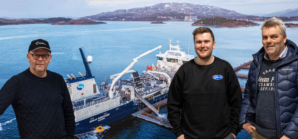 – Mikael sin tilnærming traff oss veldig, sier operasjonssjef Tore Mo (til venstre) og daglig leder Geir Skarstad som valgte biologen framfor fremfor en ny prosjektingeniør i sitt team.
 Foto: Tom Lysø