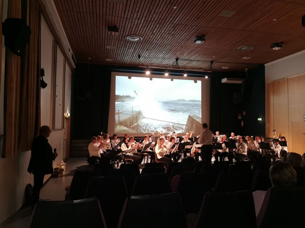 Samarbeidskorpset spilte 12 låter med stemningsbilder fra blant andre Torger Ramfjord på storskjerm.
 Foto: Andreas Gatare Øvergård