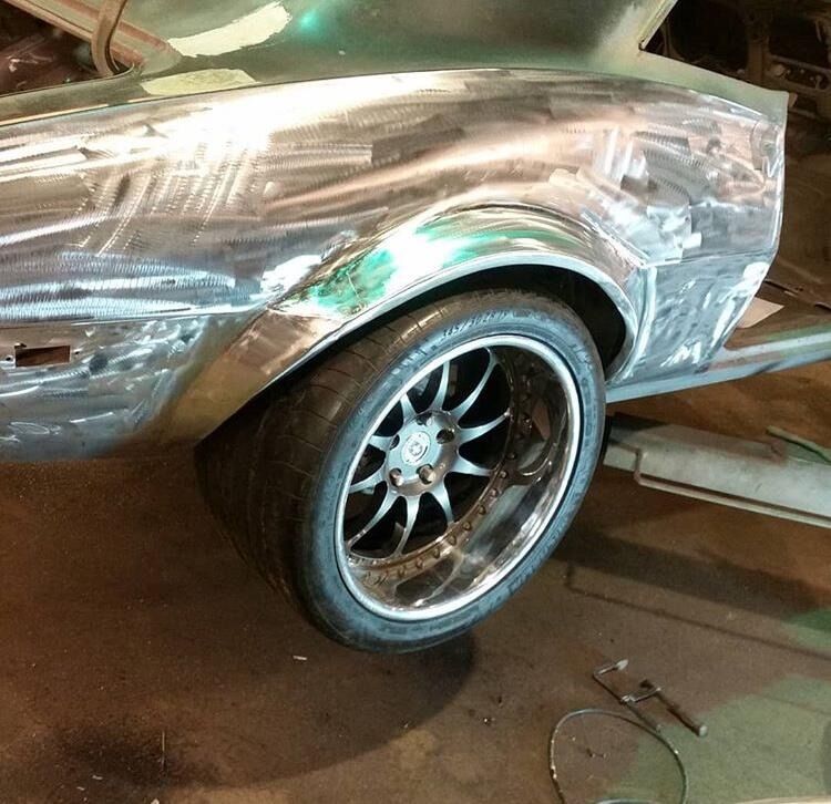 Slik ser det ut når det jobbes på biler i miljøet. Her en Chevrolet Camaro fra sent 60-tall (Classic Camaro) som nok er i meget representabel stand til messa.