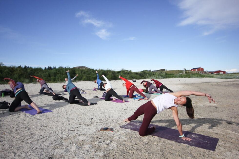 – Man må våge å prøve og det er ikke farlig om man ikke får det til, forklarer Frøydis gruppen som er med på yoga på Ryumsjøen.