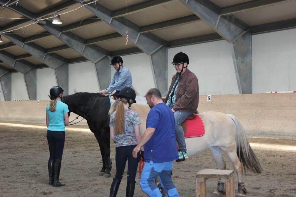 Ove Austmo fra Trøndelag fylkeskommune og Espen Lynghaug fra NHO tok utfordringen med en ridetur henholdsvis på Maikel og Netta i Val videregående skoles ridehall.