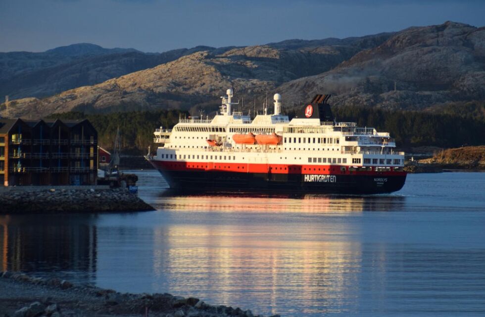 Sett i sundet: Ikke et morgenbilde, men vakre "Nordlys" som legger til kai i Rørvik.