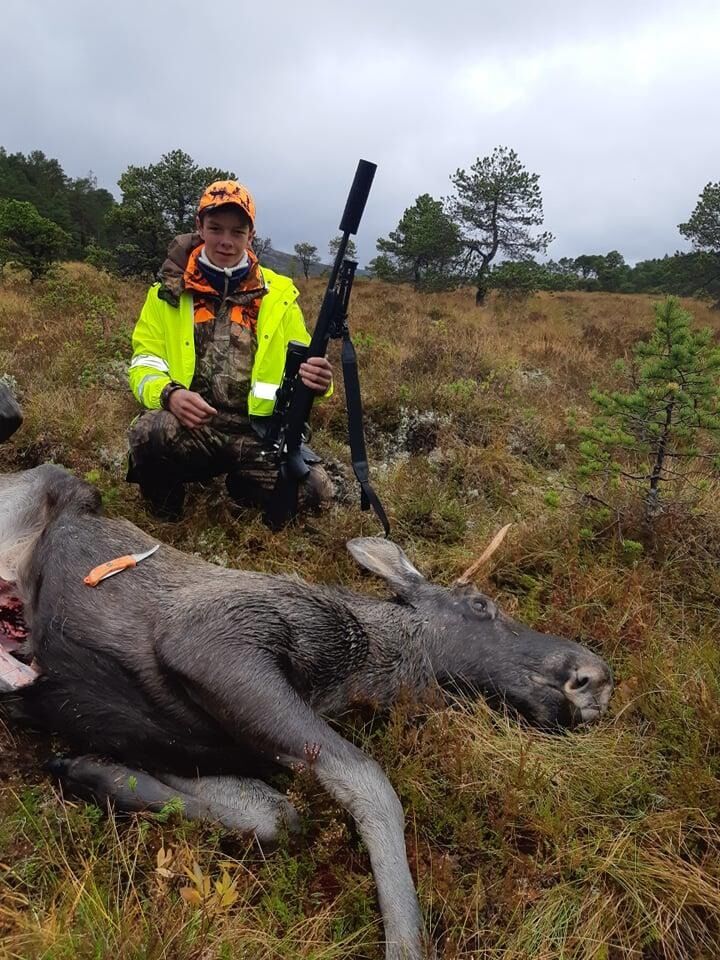 Isak Ramstad har skutt sine første to elger i sin jaktkarriere på valdet som er i Strand-området.