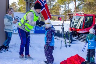 Det var ikke like lett å få på seg medaljene når man er godt kledd.
 Foto: Stine Vikestad