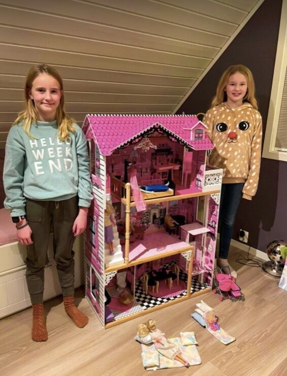 Gavmilde søstre ville gi bort sitt flotte dukkehus til noen som trenger det mer enn dem