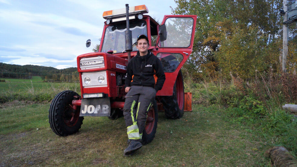 Aleksander Rosenvinge har egen traktor, nå spares det penger til førerkort på nyåret.
 Foto: Andreas Gatare Øvergård