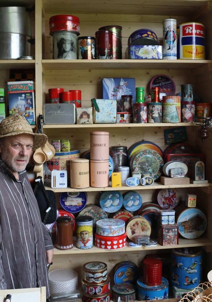 Gamle bokser i alle varianter er alltid populært for kundene i bruktbutikker.