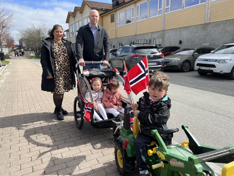 Mari og Simon Mårtensson med barna Helle Oline, Ella Madelen og Ejvind Olander ventet på toget på Kolereid.
 Foto: Lillian Lyngstad