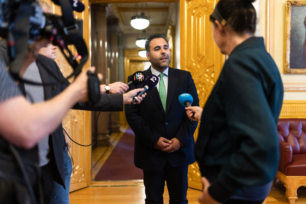 Masud Gharahkhani blir intervjuet på Stortinget
 Foto: Peter Mydske/Stortinget