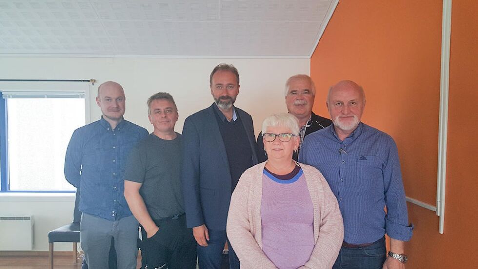 Trond Giske var blant annet på et besøk hos Nils Williksen AS under oppholdet i Ytre Namdal.
 Foto: Privat