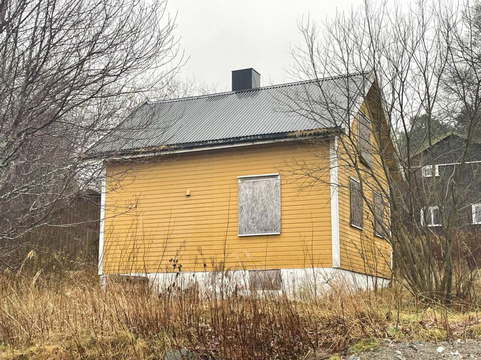 Dette huset i Terråk sentrum ble brannskadd i 2015. Kommunedirektøren tilrår kommunestyret å gå for vedtak om å by 50.000 kroner for boligen.
 Foto: Hild Dagslott