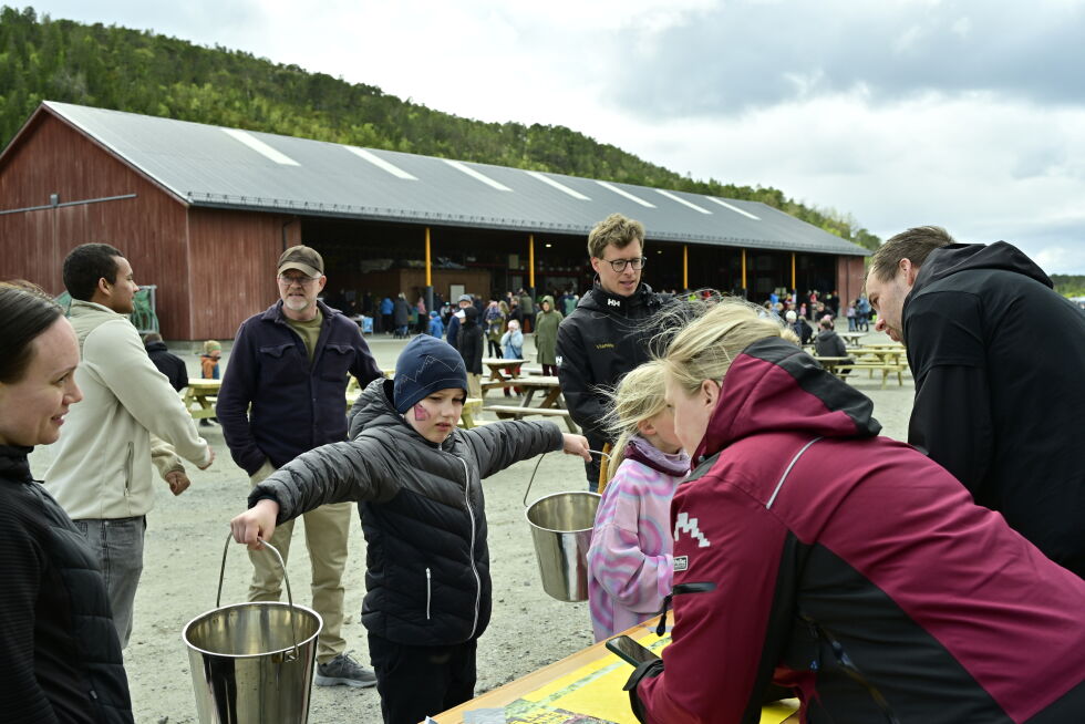 Melkespannholding kunne man prøve seg på.
 Foto: Synnøve Hanssen