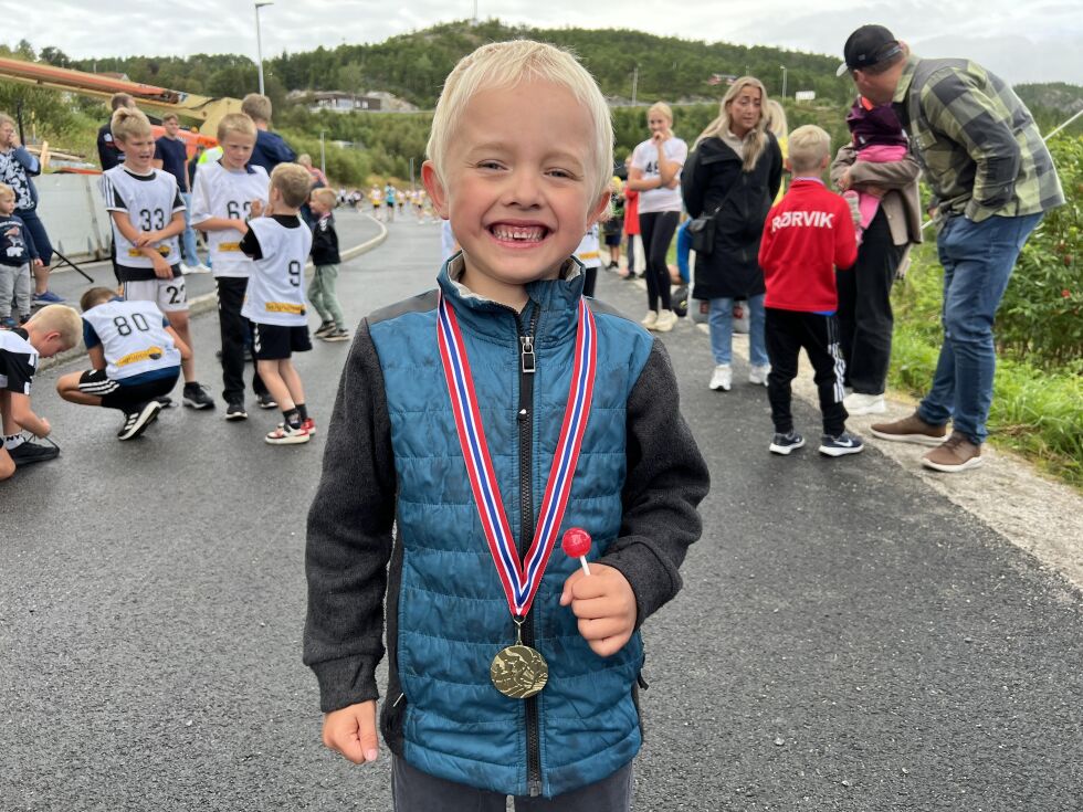 Viktor Cornelius strålte med kjærlighet på pinne og medalje.
 Foto: Lillian Lyngstad