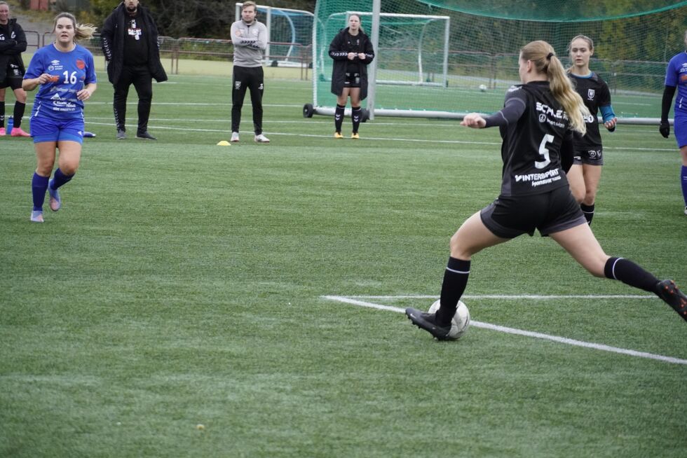 Sofie Mauseth Sætran tester skuddfoten.
 Foto: Johan Olav Finseth