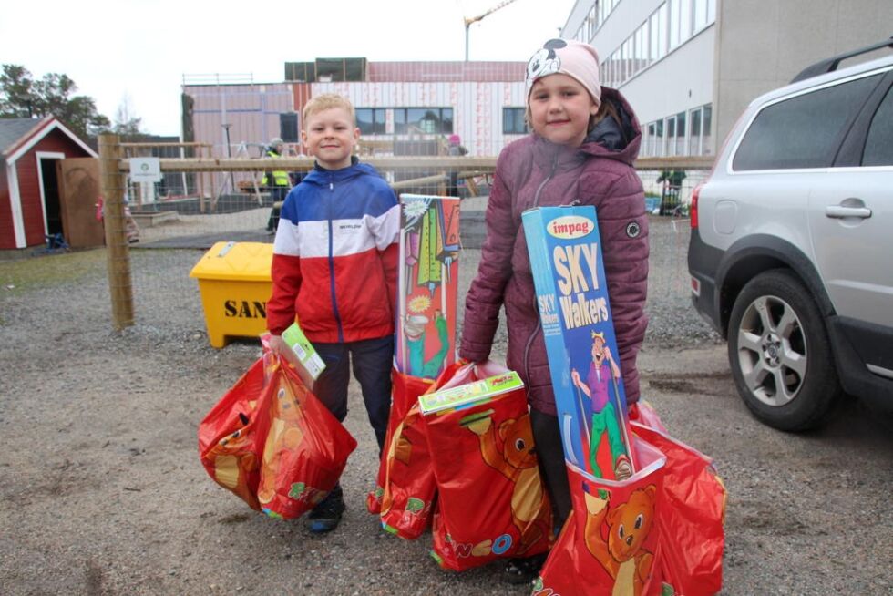 Thea og Albert tok imot lekene på vegne av barna. Obs: Barn og voksne på samme gruppe har lov til å være nærmere enn en meter.