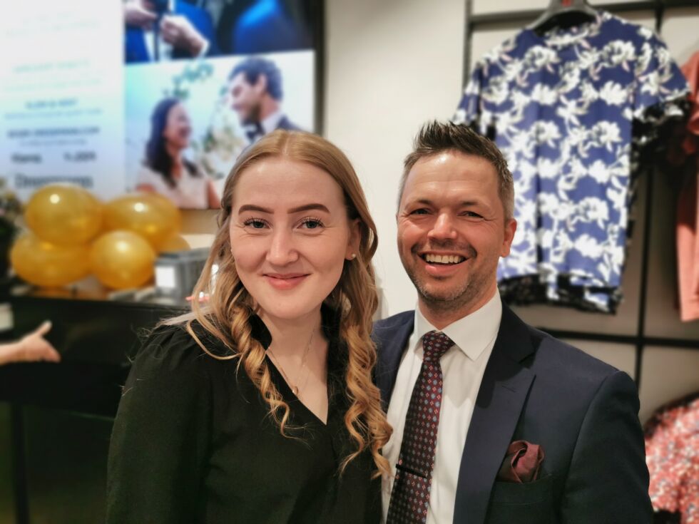 Butikksjef Malin Aasland og regionsjef Ronny Jonassen i Dressmann kunne smile bredt under åpninga av Dressmann Rørvik.
 Foto: Andreas Gatare Øvergård