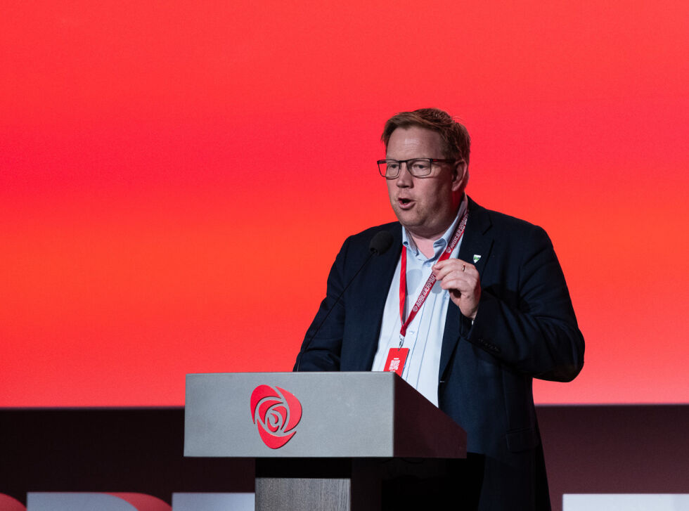 Amund Hellesø på talerstolen.
 Foto: Trøndelag Arbeiderparti