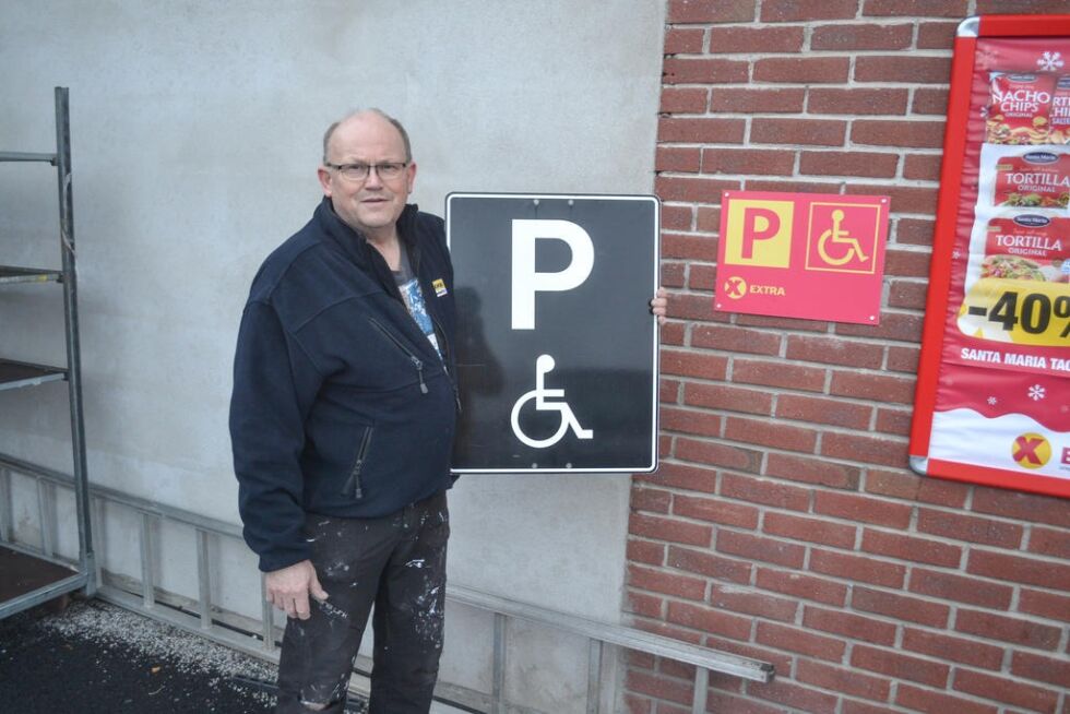 Vaktmester ved Coop Kolvereid, Magnar Stene fant raskt frem et litt større skilt. Det vil bli satt opp slik at det er lettere å se hvor handikapparkeringen er.