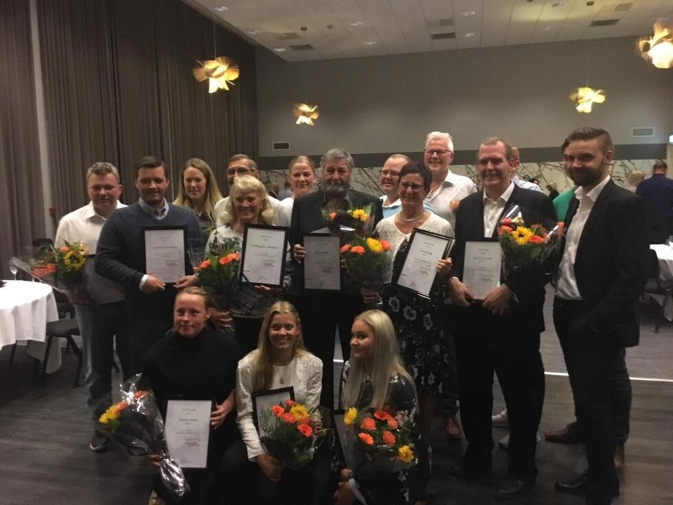 Det var kvelden for utmerkelser når Håndballforum hadde møte på Hell. Men det var bare en hederspris som ble delt ut. Den gikk til Sissel Sørhøy (Nr. 4 på andre rekke)
 Foto: Tore Sæther