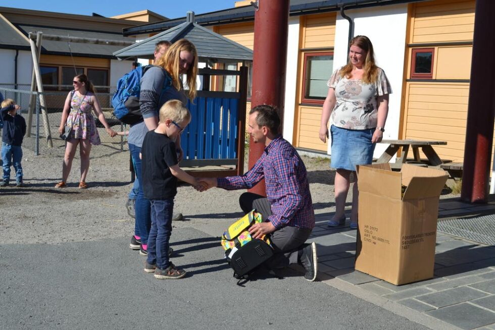 Her får Theodor Beisvåg Benjaminsen utdelt skolesekk av undervisningsinspektør Hallvar Rørdal.