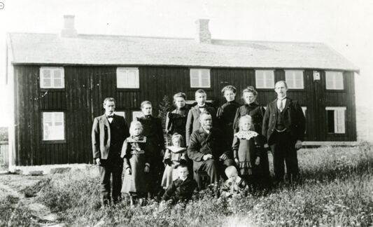 Familien Olsen fra Varøya ble fotografert i 1910.
 Foto: Inngår i samlingene til Kystmuseet i Nord-Trøndelag, Norveg.