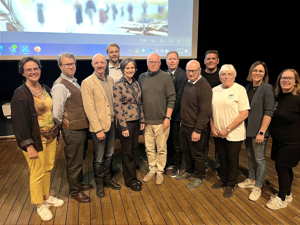 Borghild Lundeby, leder Nasjonaljubileet 2030, konferansier Are Sende Osen, Mattis Jansson fra Nasjonalt Pilgrimssenter, Jonas Williksen fra Namdalskysten Næringsforening, barne- og familieminister Kjersti Toppe, forsker Øystein Ekroll, ordfører Amund Hellesø, Steinar Aspli i arrangementskomiteen, nærøyadriver Øyvind Løvrød, Anne Lise Arntsen fra Nærøykirkas venner, Turid Finne, PKOM og Camilla Vågan i Nærøya AS.