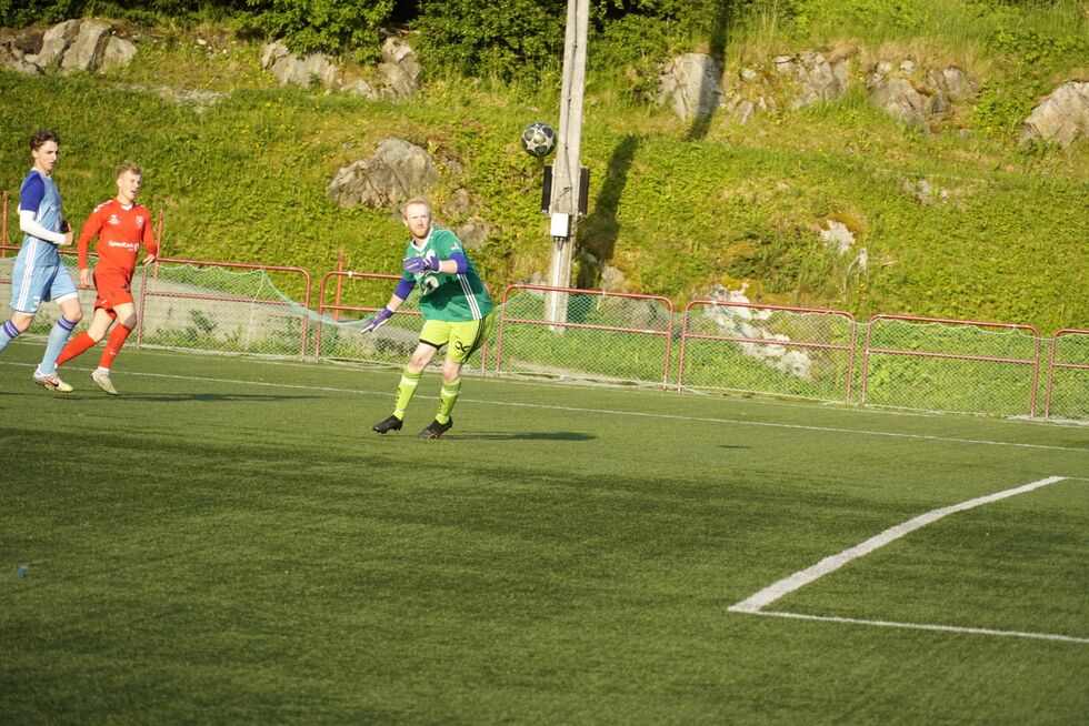 Sander Hestvik lobber inn 1-0 for Rørvik.
 Foto: Johan Olav Finseth