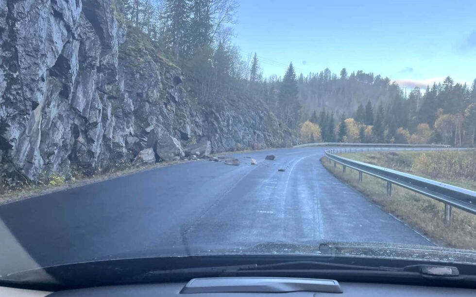 Mindre steiner har rast ut på veien ved Årsand i Bindal
 Foto: Per Torstein Johnsen