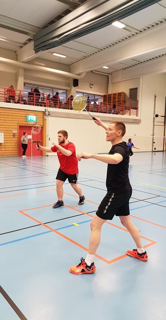 Magnus Eidshaug (rød t-skjorte) fra Rørvik IL og Fred Moen fra Kolvereid IL tok en sølvmedalje i herre-double C under helgas turnering på Grong.