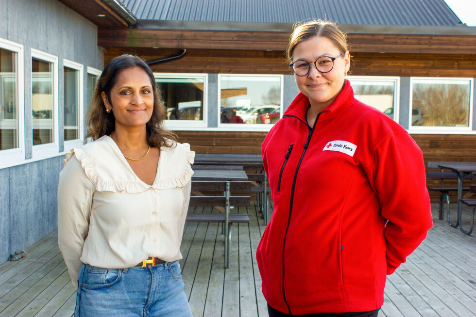 Ila Emilsen, personalleder i Emilsen Fisk, fortalte Vigdis Nordheim i Vikna Røde Kors på mandag at de donerer 100.000 kroner til Røde Kors for å støtte deres arbeid for Ukraina.
 Foto: Stine Vikestad