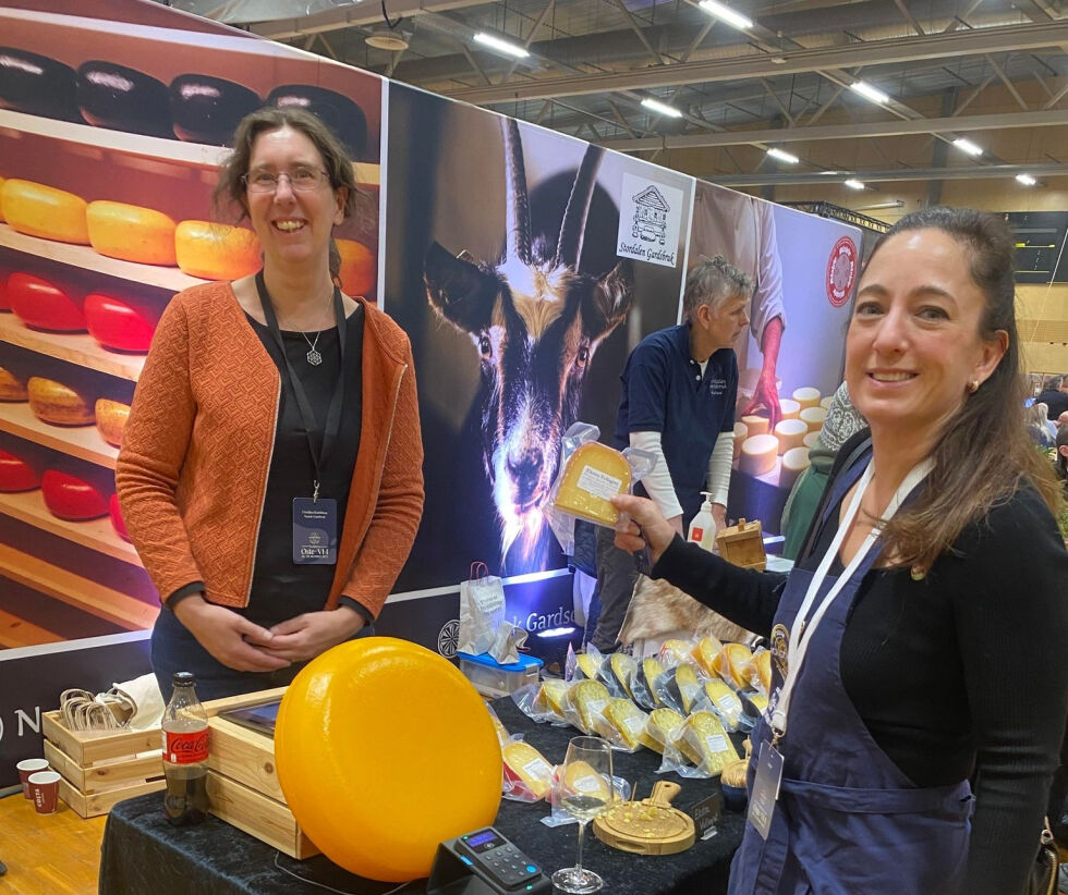 Meike Laan sammen med en amerikansk dommer som kjøper Litlvea Gård sin ekstra vellagret ost og var interessert i å importere den osten til USA.
 Foto: Andrea Borchardt