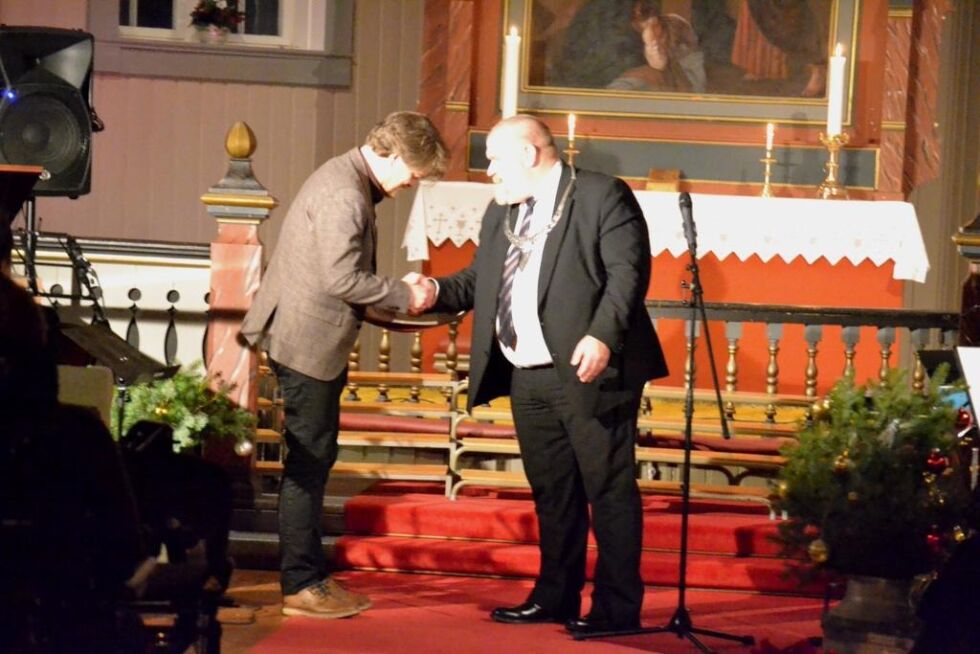 Torkil Marsdal Hansen fikk utlevert kulturprisen i Nærøy kommune under konserten. Ordfører Rune Arstein påpekte at det var en verdig vinner av prisen.