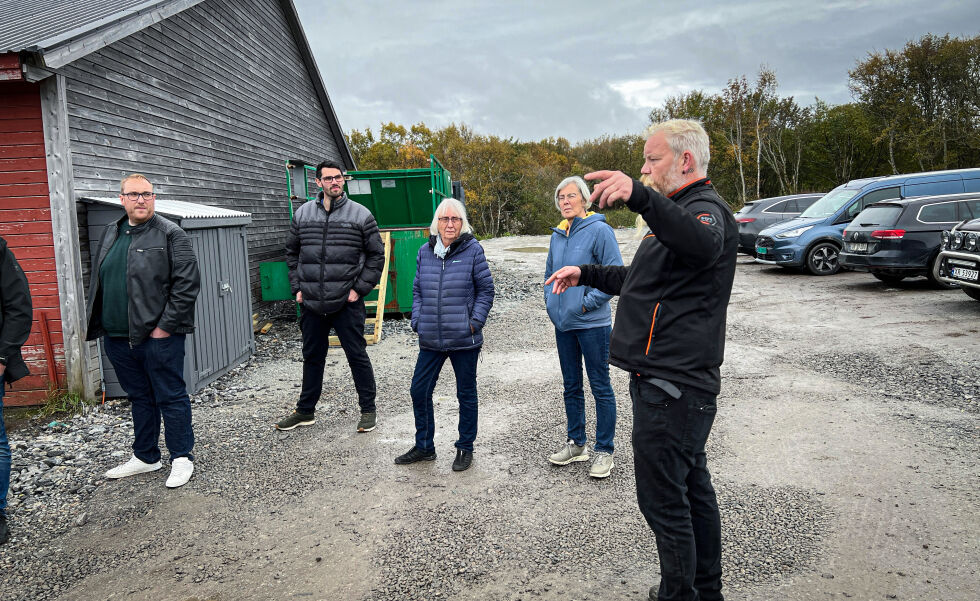 Tom Richard Hamland forklarte Utvalg for natur og næring om hvordan han ser for seg utviklingen av området på Kumlan da utvalget var på befaring tidligere i høst.
 Foto: Knut Sandersen/arkiv