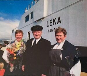 Dåp av Lekaferja lll i 2001. Skipper Rolf Østby med datter Marit t.v. og Kirsti t.h. Denne gangen ble det Marits tur å foreta ferjedåp.
 Foto: Privat