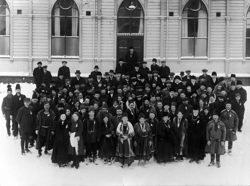 Delegatene ved det første samiske landsmøtet i februar 1917, Trondheim.
 Foto: Schrøderarkivet/Sverresborg – Saemien Sijtes fotoarkiv