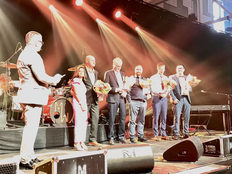 Fv. Roy Emilsen og Ila Yvonne Emilsen ga blomster og heder til Vidar Furre, Jonny Juliussen, Tore Haug, Tore Bratland, Torben Emilsen for lang og god tjeneste.
 Foto: Synnøve Hanssen