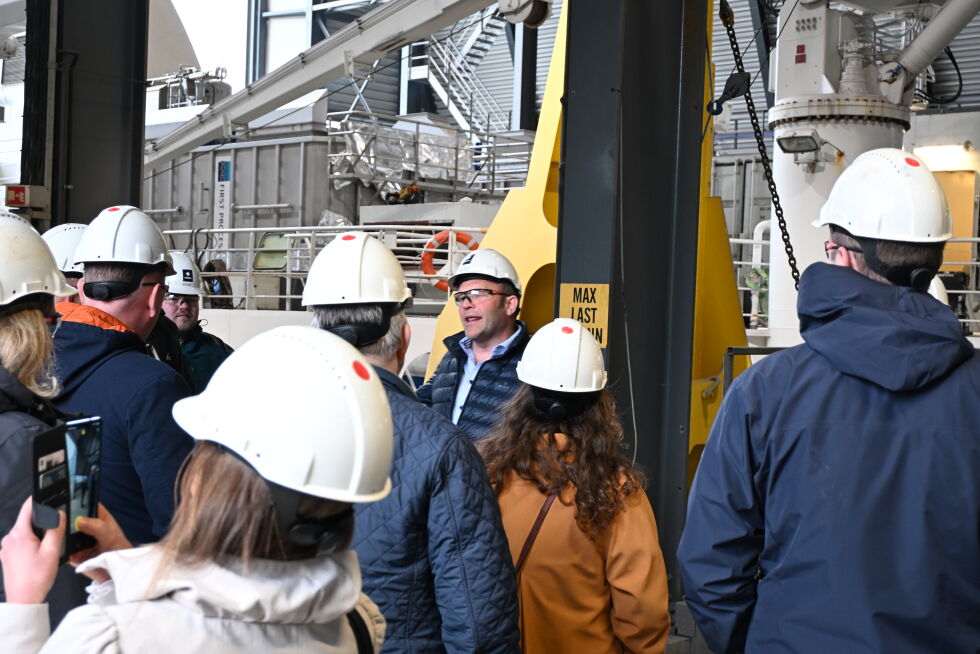Paul Ingvar Dekkerhus fra Moen Verft fortalte om verftets kapasitet og dimensjoner – blant annet at dokka rommer skip på opptil 100 meter, med nesten 50 meter fra gulv til tak.
 Foto: Renate Rosenvinge